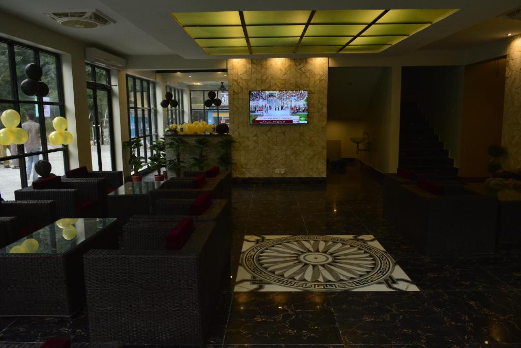 La Orilla Hotel & Restaurant - image 2